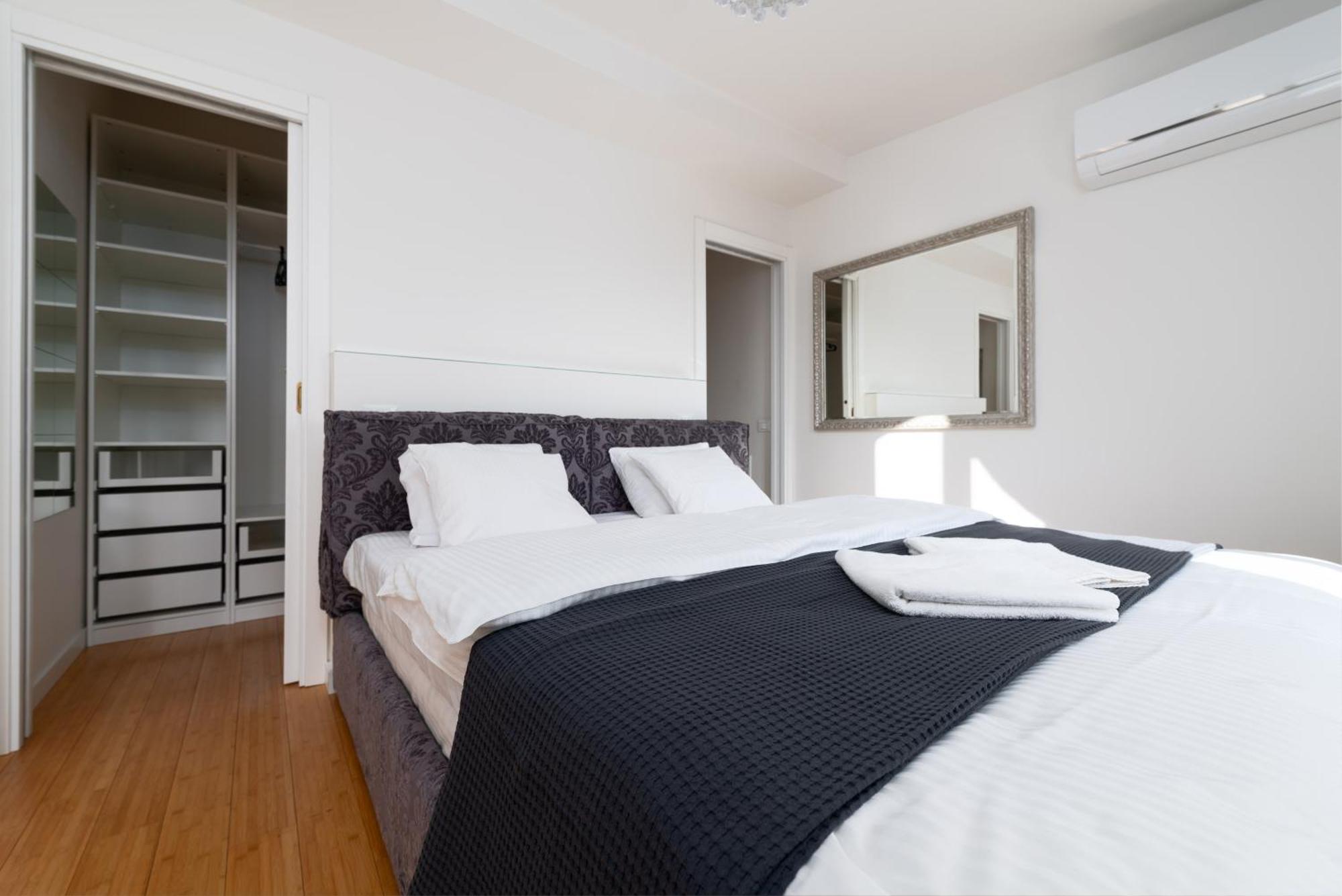 Spacious Near The River Apartament Praga